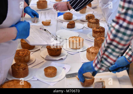 Eine Reihe von Torten sind während der Britischen Pie Auszeichnungen in der St. Mary's Church in Melton Mowbray beurteilt. Stockfoto