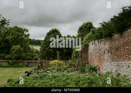 Ummauerten Garten Gemüsegarten in England an einem bewölkten Tag mit Blick auf die englische Landschaft Stockfoto