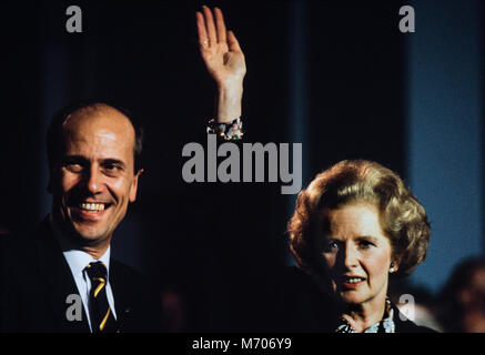 Parteitag der Konservativen Partei in der Blackpool Winter Gardens 1985 Die jährliche Tory-partei Konferenz in Blackpool mit Margaret Thatcher als Premierminister und Parteichef hier gesehen mit Norman Tebbit Stockfoto