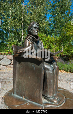 Statue von Astrid Lindgren (Buch der berühmten Kinder Thema, einschließlich Pippi Langstrumpf) in der Nähe des Museum Junibacken, Djurgården, Stockholm, Schweden Stockfoto