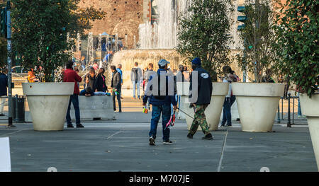 Mailand, Italien - November 03, 2017: Straßenhändler verkaufen selfie Polen zu den Touristen vor dem Schloss von Sforza auf einen Tag fallen Stockfoto