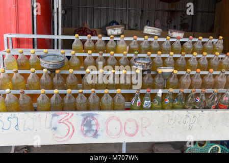 Plastikflaschen mit Kraftstoff auf kambodschanischen Tankstelle in Battambang Stockfoto