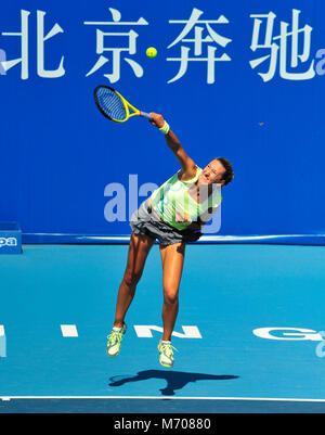 Shahar Pe'er spielt Timea Bacsinszky in der ersten Runde Frauen singles am China Open Tennisturnier in Peking im Oktober 2010 Stockfoto