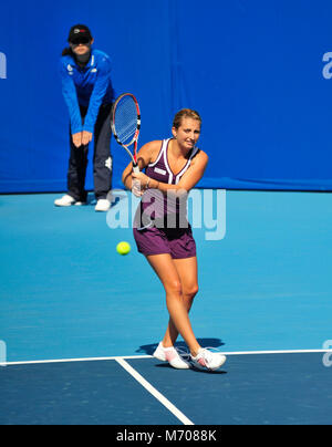 Timea Bacsinszky spielt Shahar Pe'er in der ersten Runde Frauen singles am China Open Tennisturnier in Peking im Oktober 2010 Stockfoto