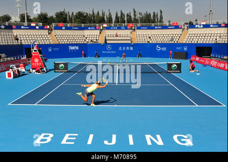 Shahar Pe'er spielt Timea Bacsinszky in der ersten Runde Frauen singles am China Open Tennisturnier in Peking im Oktober 2010 Stockfoto