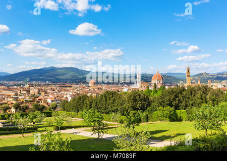 Blick auf Florenz mit Bergen von den Boboli Gärten Stockfoto