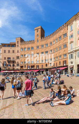 Touristen auf der Piazza del Campo in Siena, Italien Stockfoto