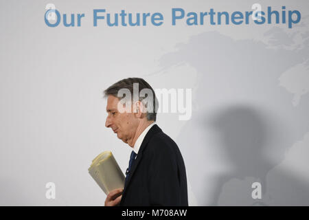 Schatzkanzler Philip Hammond in Canary Wharf in London, nachdem er in einer Grundsatzrede über Brexit, wo er den Fall für den bevorzugten Zugang für die britische Financial Services Industrie für den Binnenmarkt hergestellt wird. Stockfoto