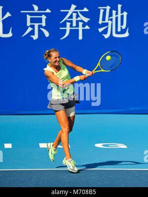 Shahar Pe'er spielt Timea Bacsinszky in der ersten Runde Frauen singles am China Open Tennisturnier in Peking im Oktober 2010 Stockfoto