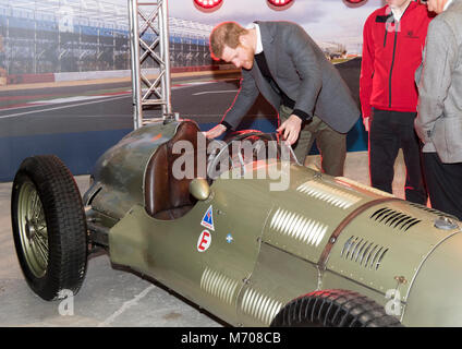 Prinz Harry, sieht einen E.R.A Rennwagen 1939, die während eines Besuchs auf dem Silverstone-Rennkurs in Northamptonshire, offiziell der Baubeginn des Silverstone Erfahrung, die auf der Rennstrecke zu Öffnen im Frühjahr 2019 Mark. Stockfoto