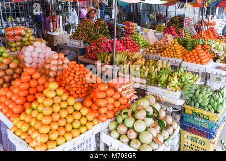 In Battambang, Kambodscha - 15. Januar 2018: Obst für den Verkauf auf dem Markt der battambang zu Kambodscha Stockfoto