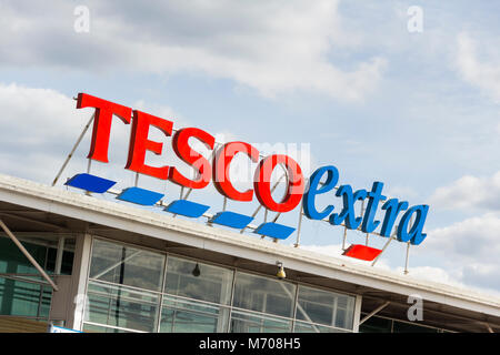 Tesco Extra Store anmelden Auf dem Supermarkt store Dach, Leyland, Lancashire. Stockfoto