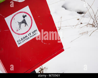 Red Dog Poo Bin im Schnee Stockfoto