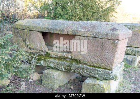 Römischer Stein Särge, Sarkophag, im Süden der Pfalz in der Nähe von Bad Dürkheim, Deutschland, Rheinland-Pfalz gefunden. Stockfoto