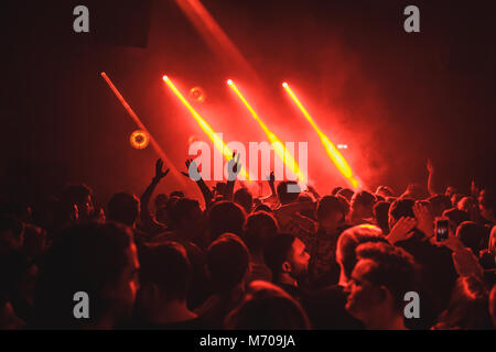 Eine Masse von Musik in einem Londoner Nachtclub Stockfoto