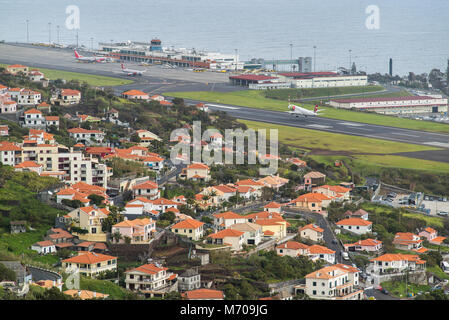 Eine TAP Portugal Flugzeuge macht die letzte Annäherung in die Infamously herausfordernde Flughafen Funchal Ansatz auf Cristiano Ronaldo Flughafen, Madeira Stockfoto