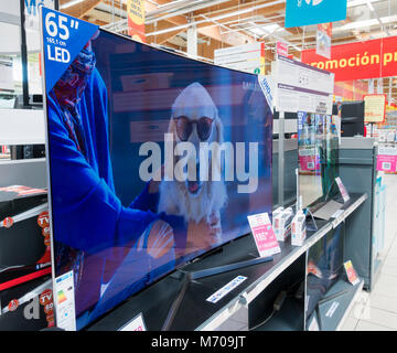 Samsung 65" UHD 4K gekrümmte Smart TV in spanischen Supermarkt Stockfoto