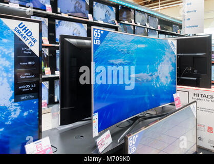 Samsung 65" UHD 4K gekrümmte Smart TV in spanischen Supermarkt Stockfoto