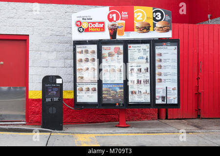 Das Menü für die Fahrt durch den Kunden bei McDonald's Fast Food Restaurant in Whitestone, Queens, New York Stockfoto