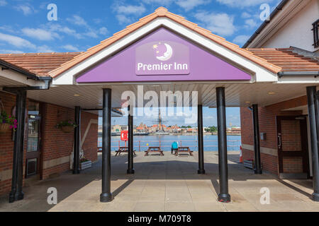 Premier Inn Hotel, Hartlepool Marina. Blick über Jackson Dock nach Hartlepool Maritime Erlebnismuseums, Großbritannien Stockfoto