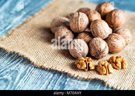 Walnüsse und Kernel auf Leinwand auf Holz- Hintergrund Stockfoto