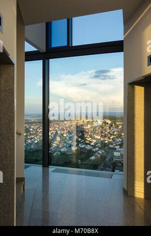 Treppe im Hochhaus mit Blick über die Stadt Stockfoto