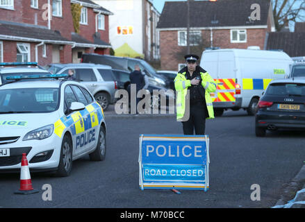 Der Polizei in der Cul-de-sac in Salisbury, der Heimat des ehemaligen russischen Double Agent Sergej Skripal, die zusammen mit Tochter Julia mit einem Nerv agent vergiftet wurde enthält. Stockfoto