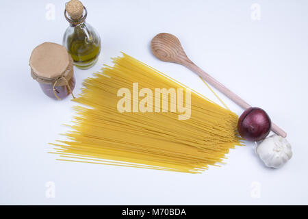 Nudeln kochen Zutaten Konzept auf Weiß traditionelle mediterrane Küche Stockfoto