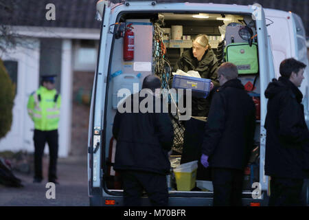 Der Polizei in der Cul-de-sac in Salisbury, der Heimat des ehemaligen russischen Double Agent Sergej Skripal, die zusammen mit Tochter Julia mit einem Nerv agent vergiftet wurde enthält. Stockfoto