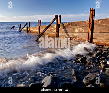 Rostigem Eisen Buhnen und Bohlen im Meer an der Küste von Nordwales, Llanfairfechan Stockfoto