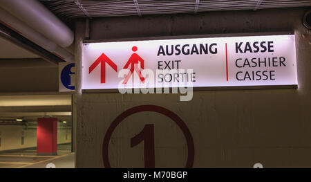 Helle Schild wo es beenden und Kassierer in deutscher, englischer und französischer Sprache geschrieben wird Stockfoto