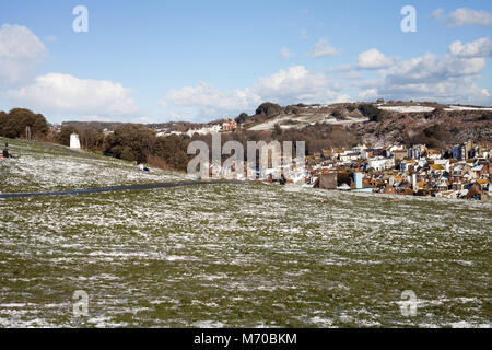 Kinder Rodeln auf der West Hill, Hastings, East Sussex, Großbritannien Stockfoto