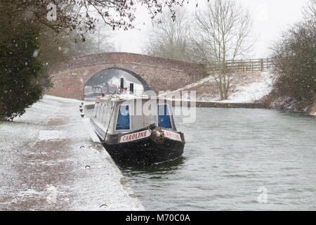 Kanal Boot im Schnee auf dem Grand Union Canal an Braunston, Northamptonshire, Großbritannien Stockfoto