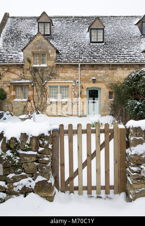 Stanton Steinhütte im Winterschnee. Stanton, Cotswolds, Worcestershire, England Stockfoto