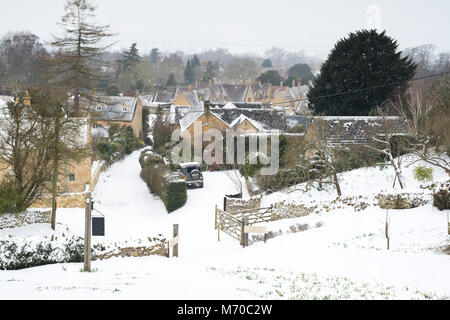 Stanton Dorfblick mit Steinhütten im Winterschnee. Stanton, Cotswolds, Worcestershire, England Stockfoto