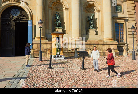 Touristen und Wache in Sentry box außerhalb Royal Palace (Kungliga Slottet) Gamla Stan, Stockholm, Schweden, Skandinavien Stockfoto