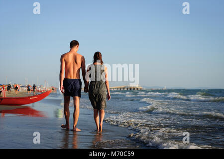 Paar am Strand Hand in Hand Stockfoto