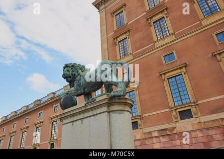 Bronze lion Skulptur, Kungliga Slottet (Royal Palace), Lejonbacken, Stockholm, Schweden, Skandinavien Stockfoto