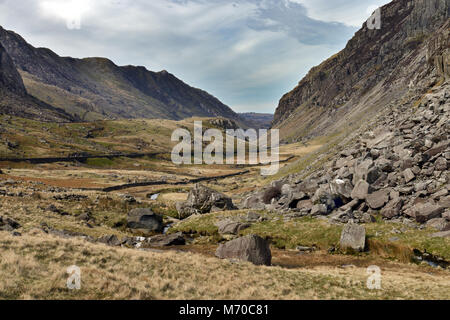 Llanberis Pass liegt zwischen der Snowdon und Glyderau Bergketten in der Snowdonia National Park. Dieser Teil des Parks ist in Gwynedd, Wales. Stockfoto