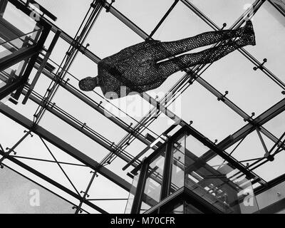 Manchester, Vereinigtes Königreich - Februar 8, 2018: Antony Gormley 'Filter' Skulptur in der Manchester Art Gallery. Im Jahr 2002 erstellt, der scul Stockfoto