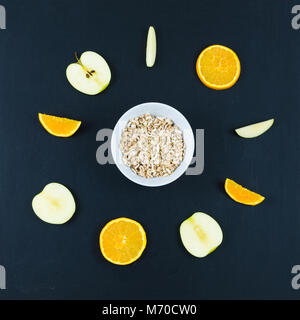 Guten Morgen mit gesundes Frühstück mit Zusammensetzung Flach von geschnittenen Apfel und Orange, Hafer und ganze auf blackboard Hintergrund geschrieben isoliert-t Stockfoto