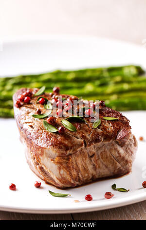 Rinderfilet mit rosa Pfeffer und Spargel. Stockfoto