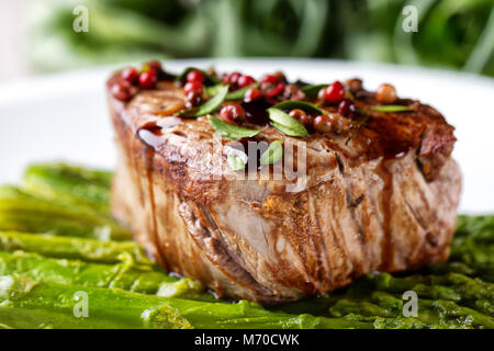 Rinderfilet mit rosa Pfeffer und Spargel. Stockfoto