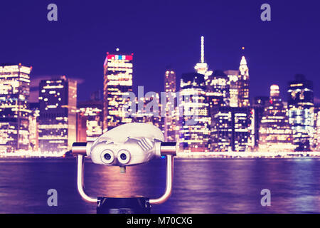 Vintage getonten Bild Fernglas wies auf unscharfen New York City Skyline bei Nacht, urban Travel Concept, selektiver Fokus, USA. Stockfoto