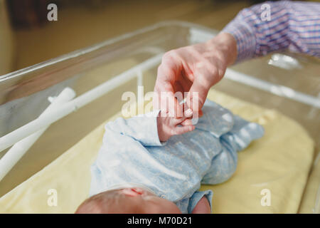 Der Vater hält den Griff der Baby im Krankenhaus Stockfoto