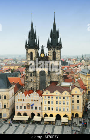 Blick auf den Altstädter Ring mit seiner beherrschenden Kirche der Muttergottes vor dem Tyn. Es ist die bemerkenswerteste gotische Kirche mit barocker Innenausstattung in Prag. Stockfoto