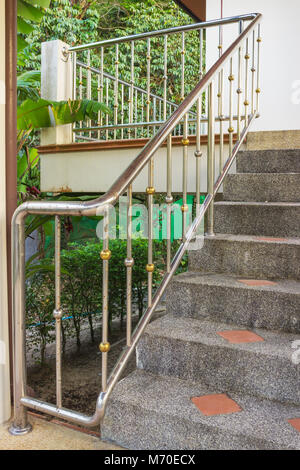 Geländer aus Stahl auf einem schneckenpost Steintreppe, die zum Balkon Stockfoto