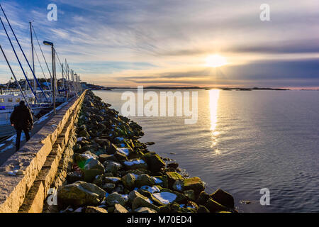 Junger Mann genießen Sonne glühende mit schönen Farben, Saltholmen, Göteborg, Schweden 2018. Stockfoto