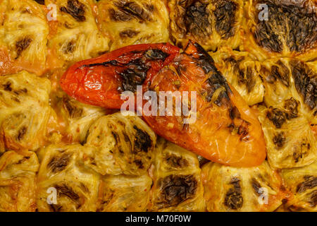 Hausgemachte sarma und Paprika. Gefüllte Kohlrouladen und rote Paprika Stockfoto