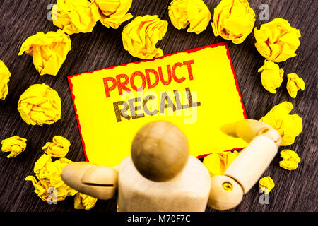 Schreiben Text anzeigen Produkt erinnern. Business foto Präsentation erinnern zurück erstattet für Produkte Mängel schriftliche Notiz Holding durch die Skulptur der Stockfoto